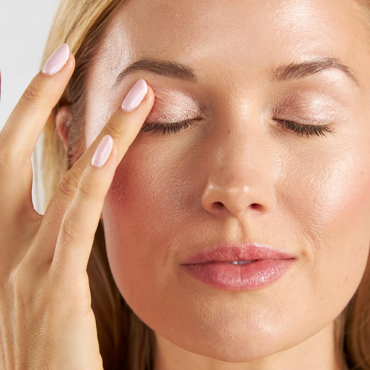On Point Tint Creamy Eyeshadow & Primer with Peptides - PÜR