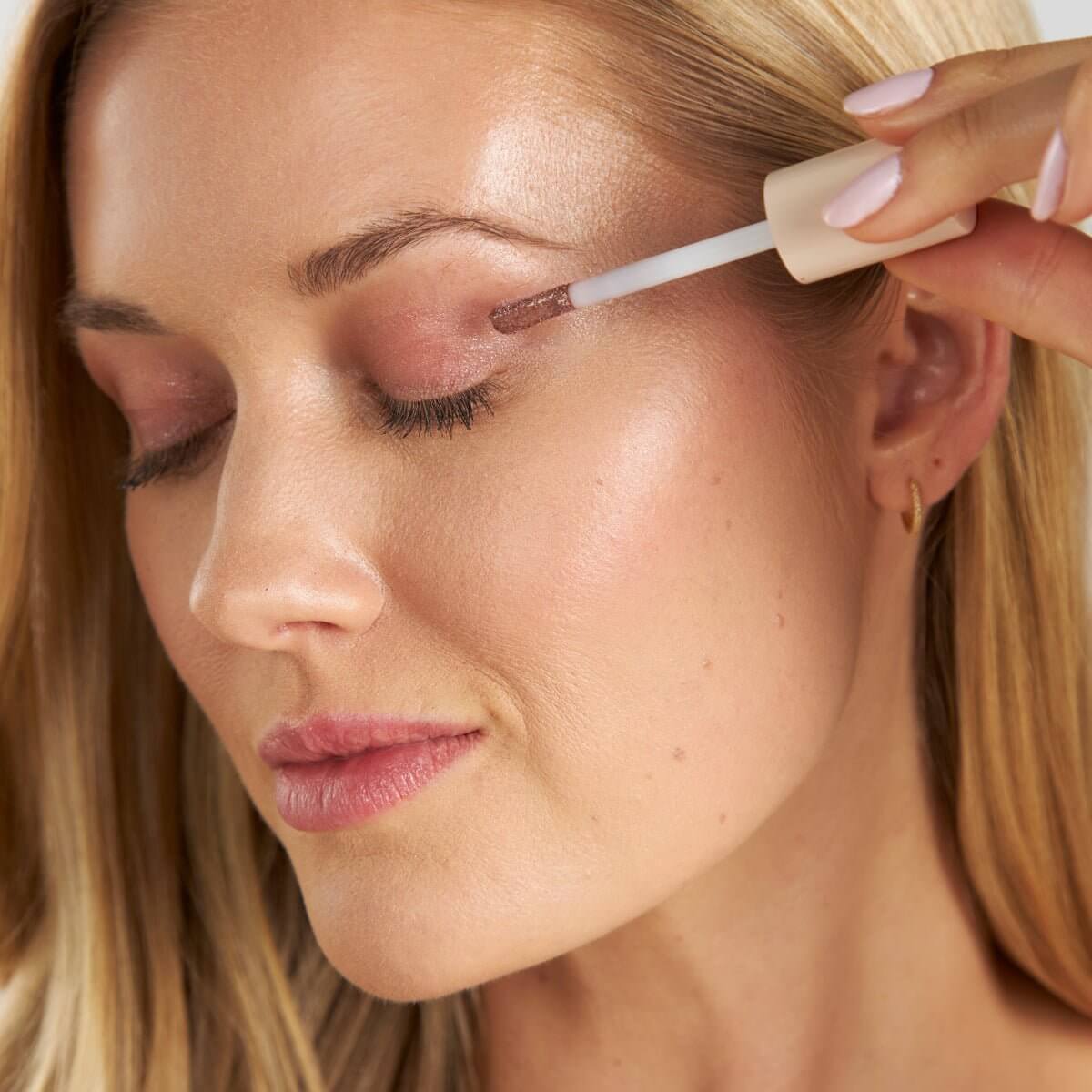 On Point Tint Creamy Eyeshadow & Primer with Peptides - PÜR