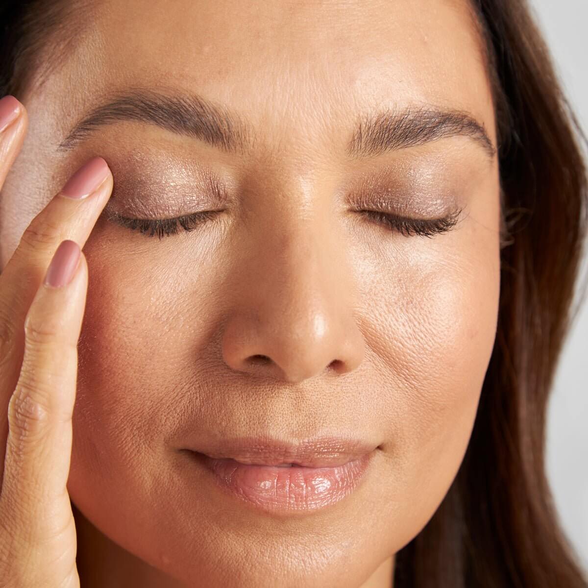 On Point Tint Creamy Eyeshadow & Primer with Peptides - PÜR