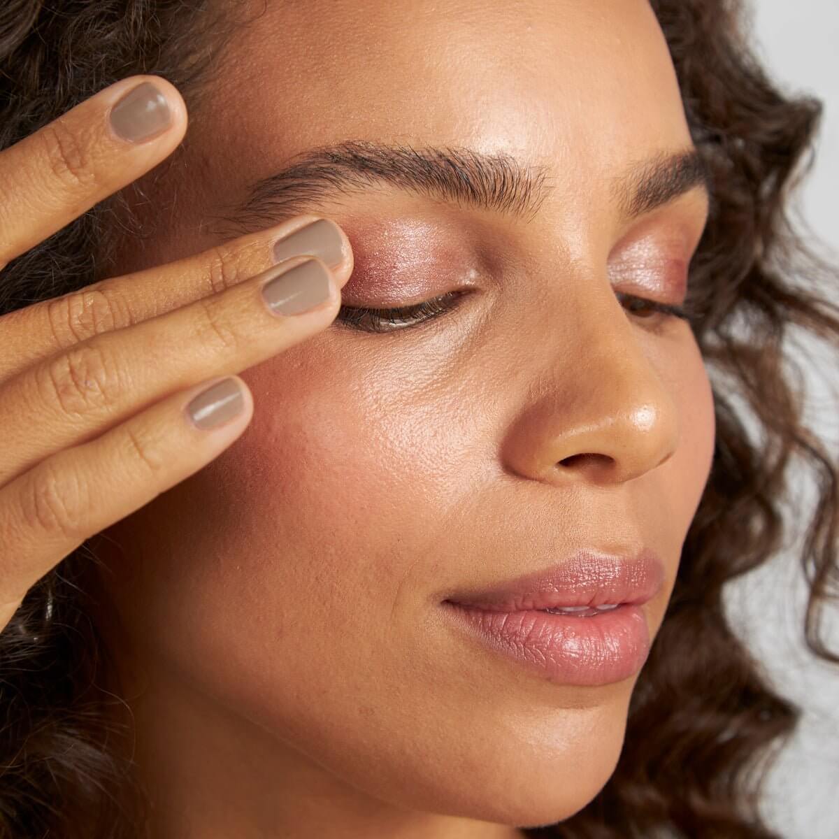 On Point Tint Creamy Eyeshadow & Primer with Peptides - PÜR